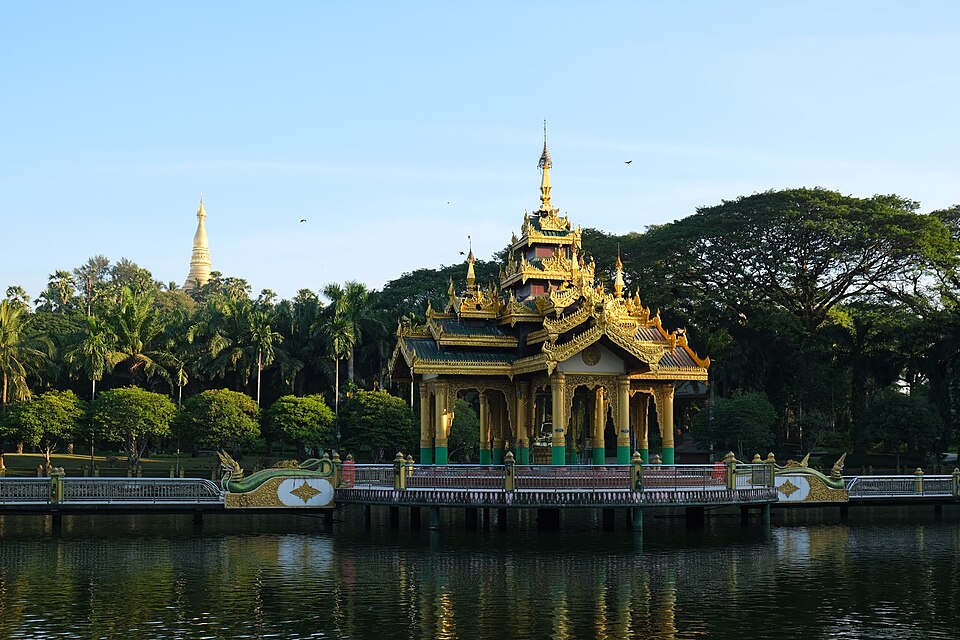 Cán bộ cơ quan nhà nước làm việc với bảng dữ liệu và biểu đồ trên màn hình máy tính